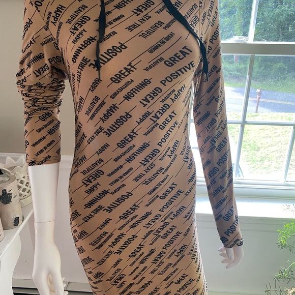 Ruched graphic dress. - Picture 5 of 8